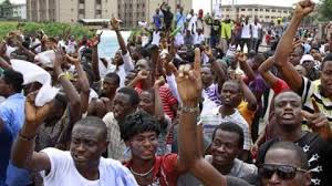  Enugu Guber: LP, PDP Supporters Stage Protest At INEC Headquarters